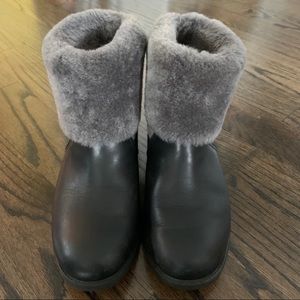 SALE!! UGG Chyler boot 8
